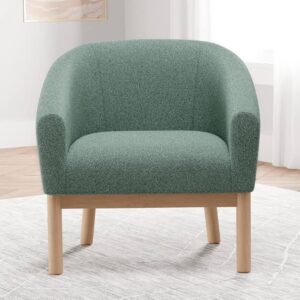 Sillón individual curvo tapizado en tela tipo bouclé con patas de madera